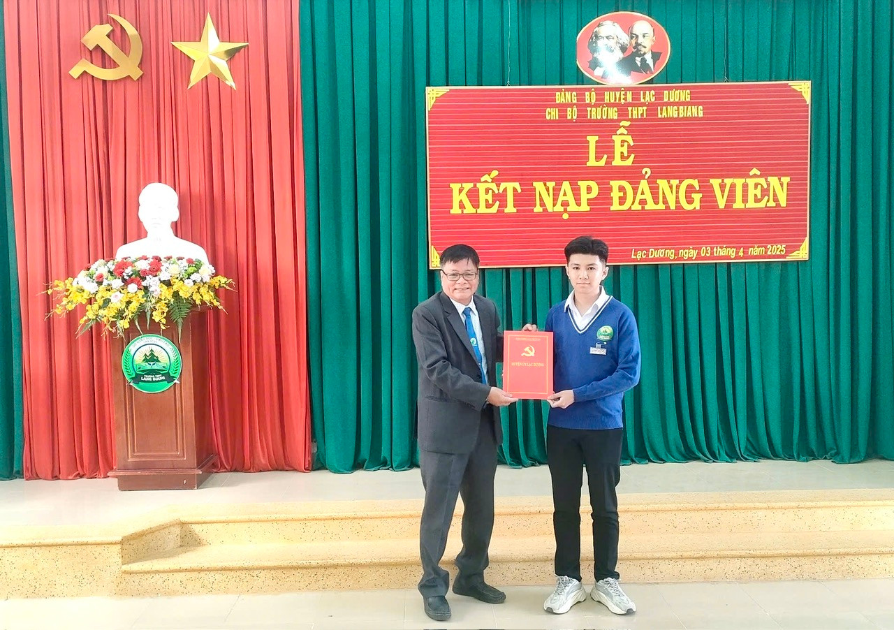 Thầy Đặng Thành Long – Bí thư Chi bộ, Hiệu trưởng nhà trường.