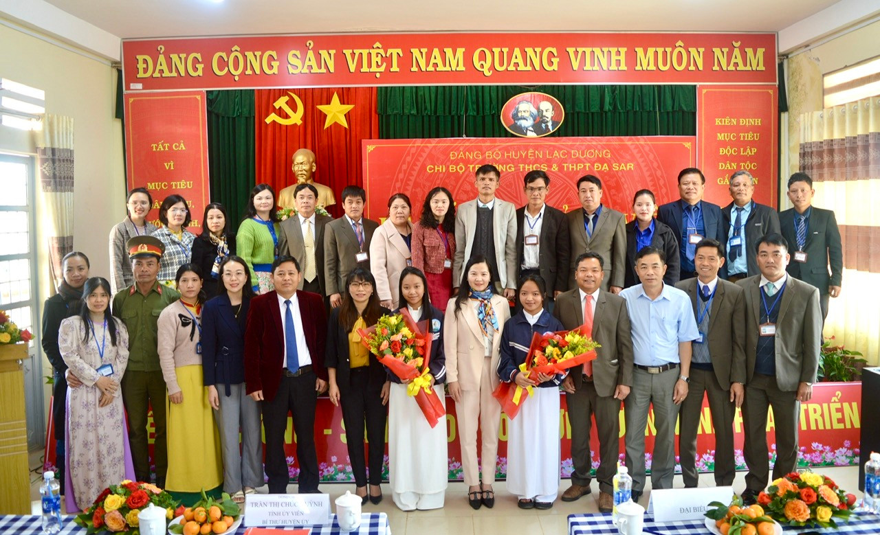 Lãnh đạo huyện Lạc Dương và Chi bộ  Trường THCS&THPT d9ạ Sar chúc mừng 2 đảng viên mli71