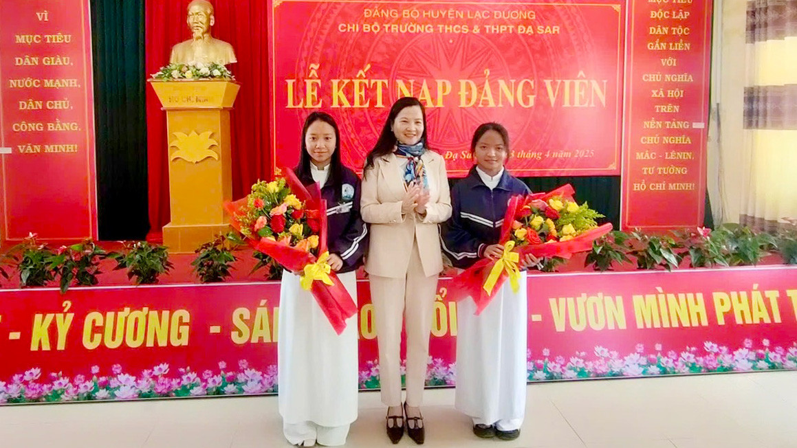 Đồng chí Trần Thị Chúc Quỳnh - Bí thư Huyện ủy Lạc Dương tặng hoa chúc mừng 2 học sinh của Trường THCS&THPT Đạ Sar vừa được kết nạp Đảng