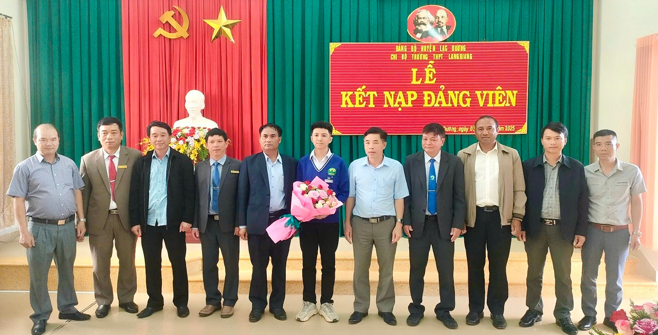 Lãnh đạo huyện Lạc Dương và Chi bộ Trường THPT LangBiang chúc mừng quần chúng ưu tú Đặng Vũ Cao Sơn