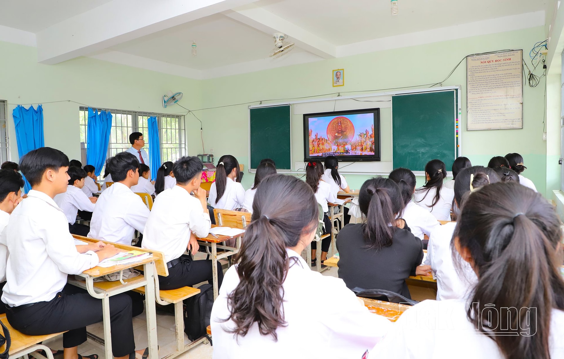 Thông qua những bài giảng sinh động kết hợp với các video trực quan, HS Trường THPT Hùng Vương hiểu sâu sắc hơn về công lao của cha ông, giúp các em nuôi dưỡng tinh thần trách nhiệm, ý chí phấn đấu trong học tập và rèn luyện đạo đức