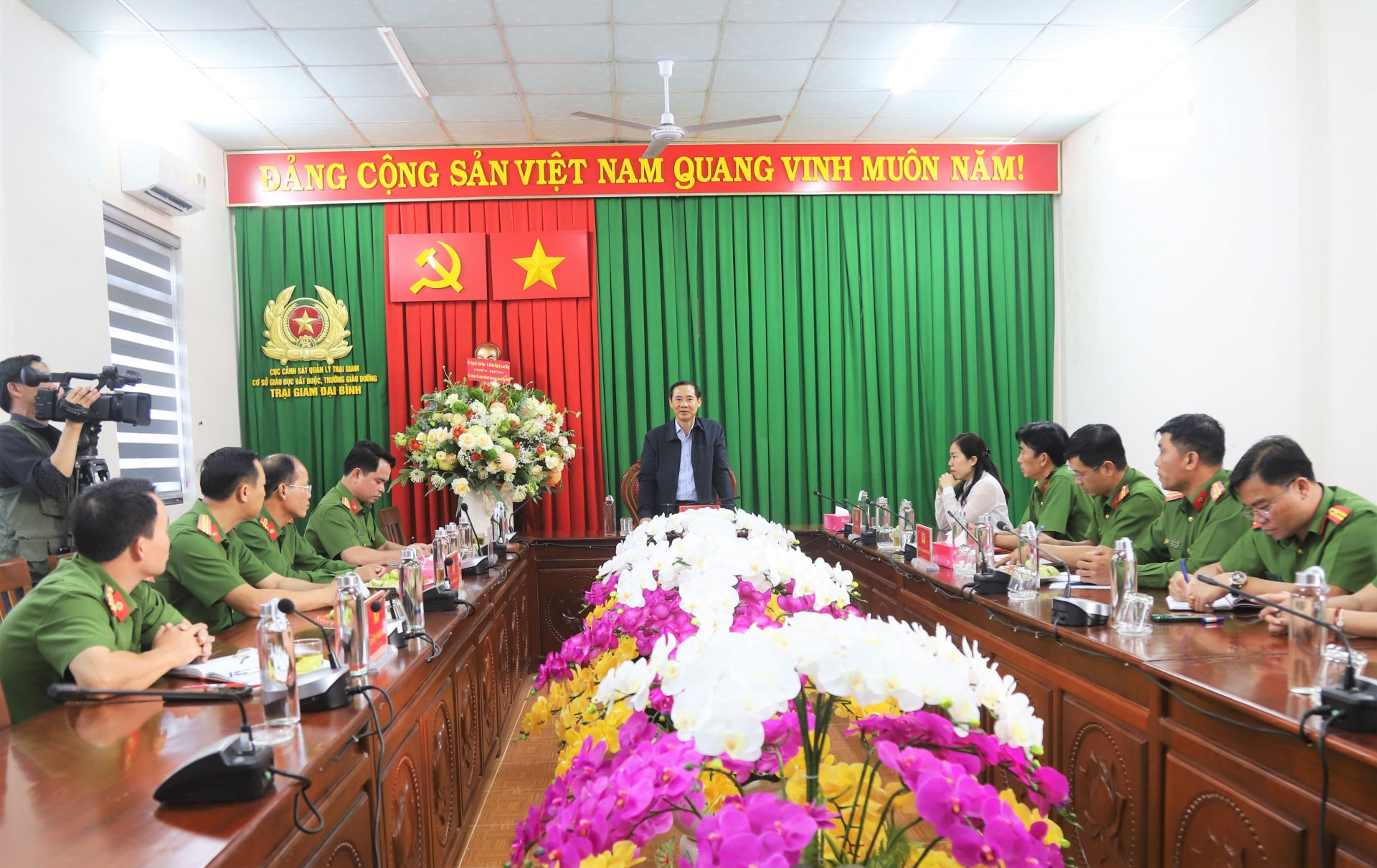Đồng chí Nguyễn Thái Học - Quyền Bí thư Tỉnh ủy Lâm Đồng gặp gỡ, trao đổi thân mật với can bộ, chiến sĩ Trại giam Đại Bình