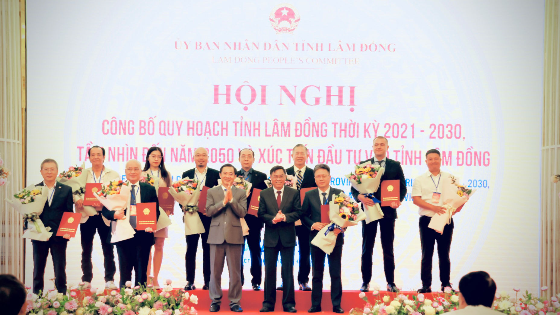 Lãnh đạo tỉnh Lâm Đồng trao quyết định cho các nhà đầu tư tại Hội nghị công bố Quy hoạch tỉnh Lâm Đồng thời kỳ 2021 - 2030, tầm nhìn 2050 diễn ra vào tháng 6/2024