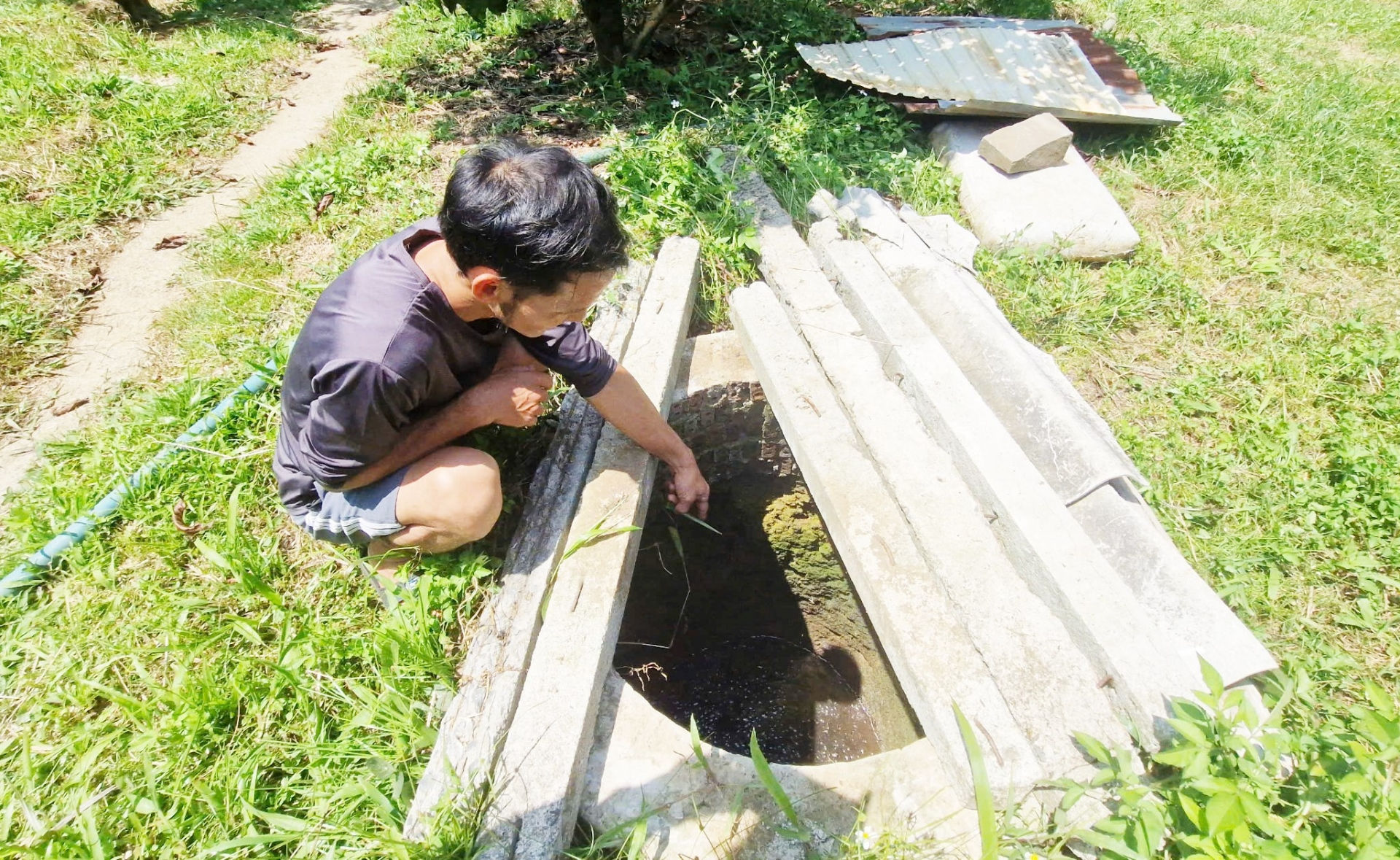 Giếng nước của một hộ dân sát bên cạnh trai heo trong tình trạng đóng váng đen ngòm bốc mùi hôi thối nồng nặc