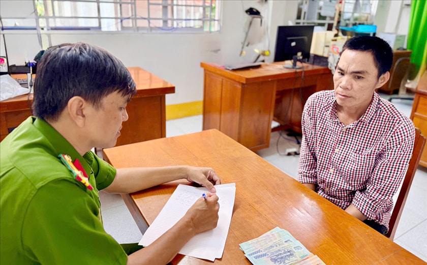 Đối tượng Huỳnh Nam Quốc khai nhận tại Công an phường.