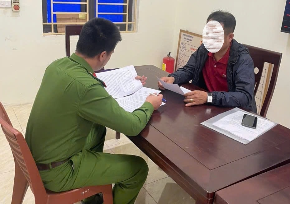 Công an xã Diễn Thọ làm việc với H.M.T. 