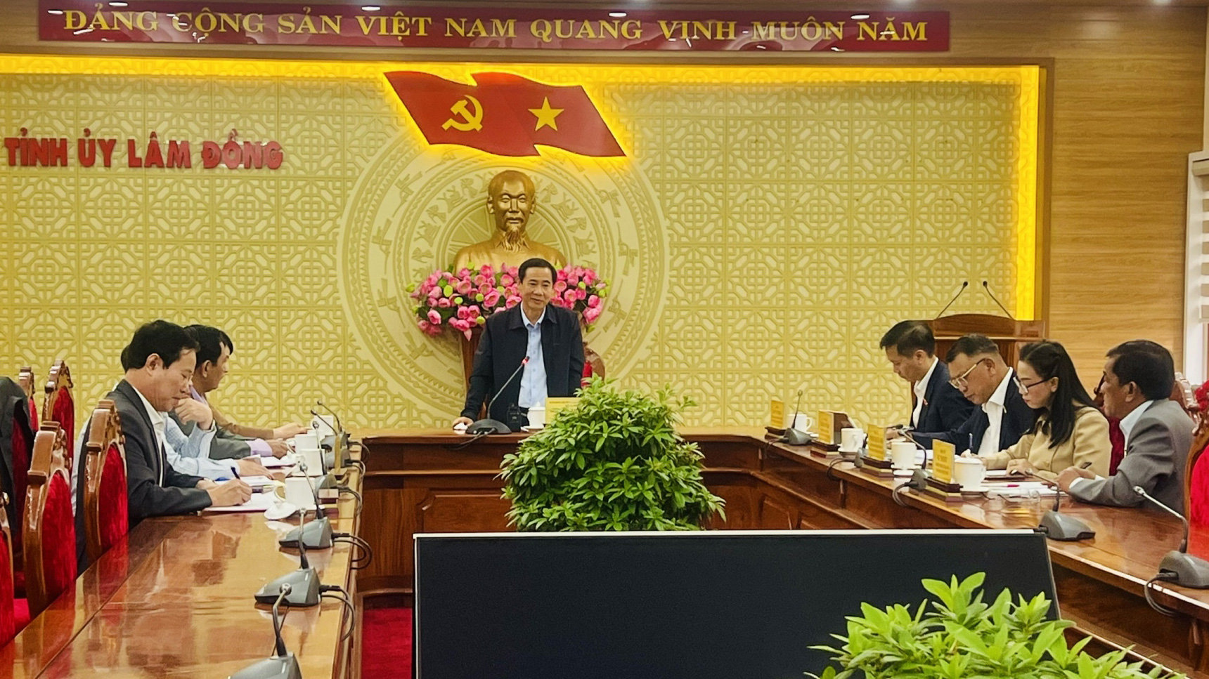 Quang cảnh buổi làm việc