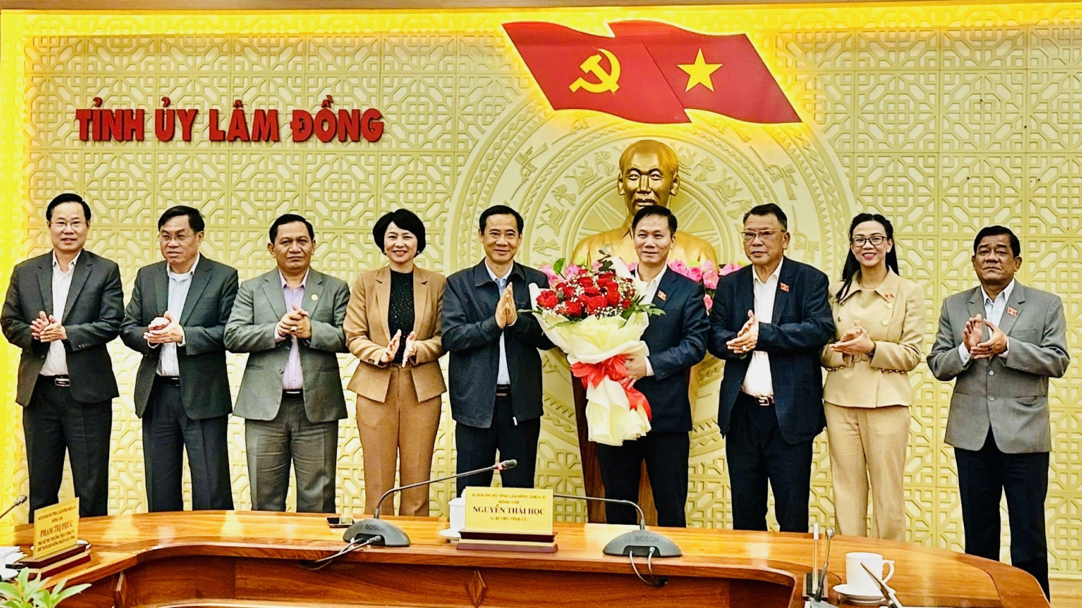 Lãnh đạo tỉnh tặng hoa chúc mừng đồng chí Lâm Văn Đoan - Phó Chủ nhiệm Uỷ ban Xã hội của Quốc hội được Uỷ Ban Thường vụ Quốc hội bầu, phê chuẩn giữ chức danh Trưởng Đoàn ĐBQH tỉnh Lâm Đồng khoá XV