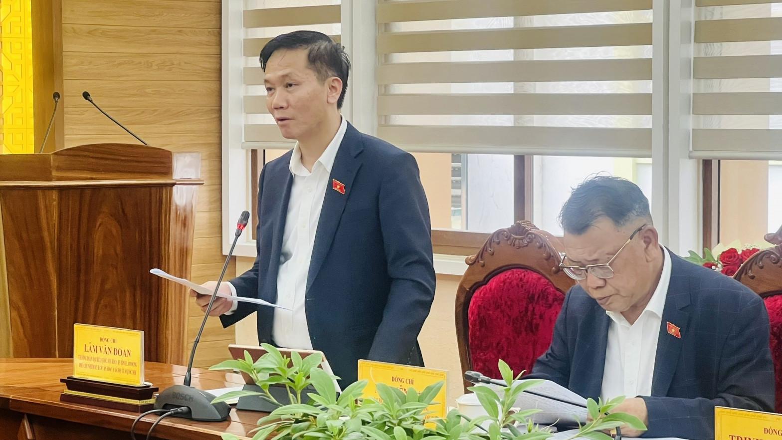 Thay mặt Đoàn ĐBQH, đồng chí Lâm Văn Đoan - Trưởng Đoàn ĐBQH tỉnh Lâm Đồng báo cáo tóm tắt kết quả hoạt động của Đoàn