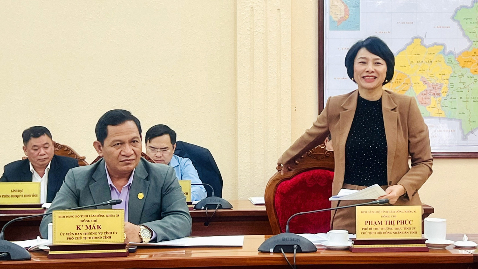 Phó Bí thư Thường trực Tỉnh uỷ, Chủ tịch HĐND tỉnh Lâm Đồng Phạm Thị Phúc ghi nhận các kiến nghị của Đoàn ĐBQH và mong muốn nhận được sự phối hợp tích cực từ Đoàn ĐBQH 