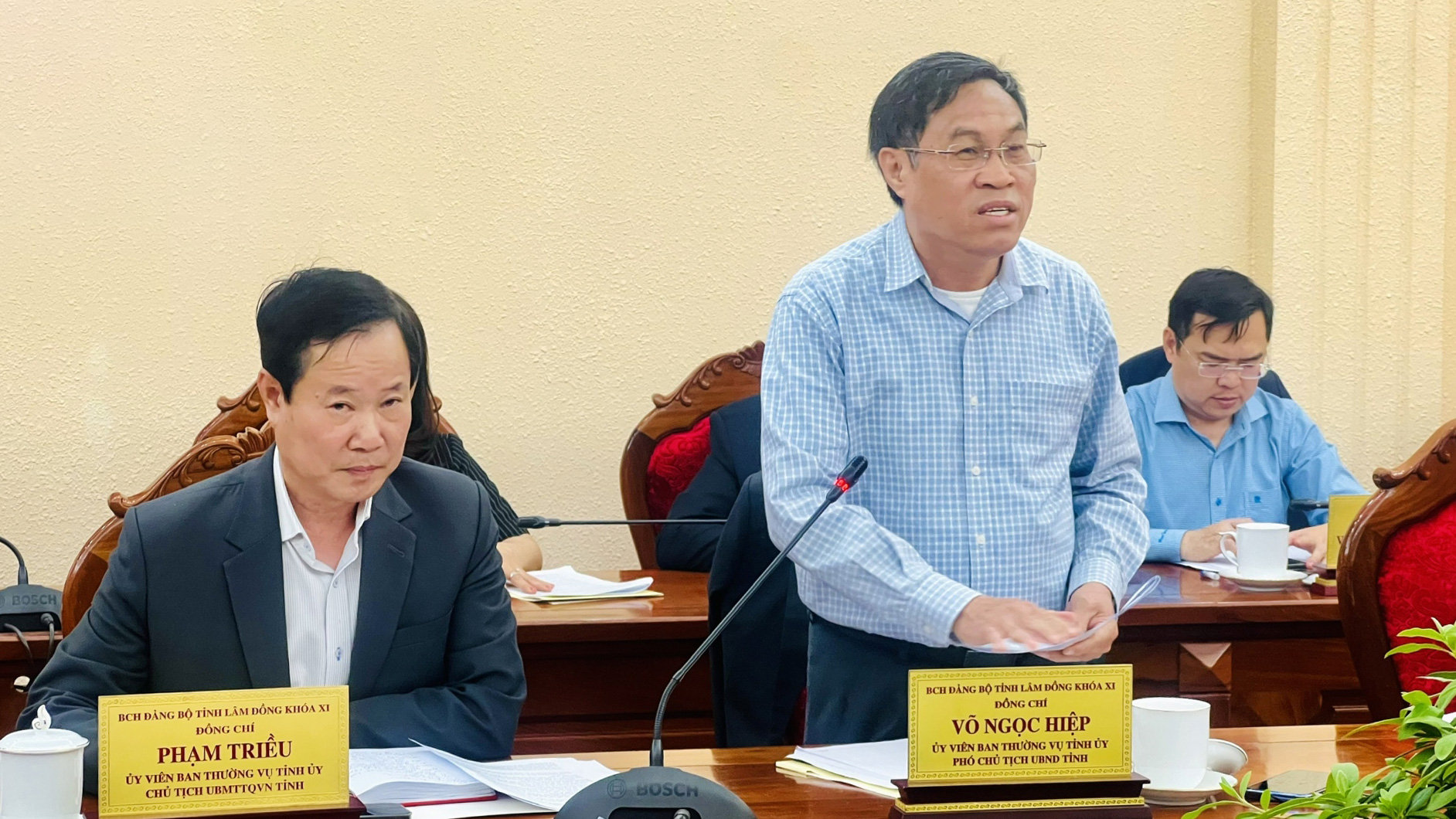 Phó Chủ tịch UBND tỉnh Lâm Đồng Võ Ngọc Hiệp tiếp thu, ghi nhận các ý kiến của Đoàn ĐBQH