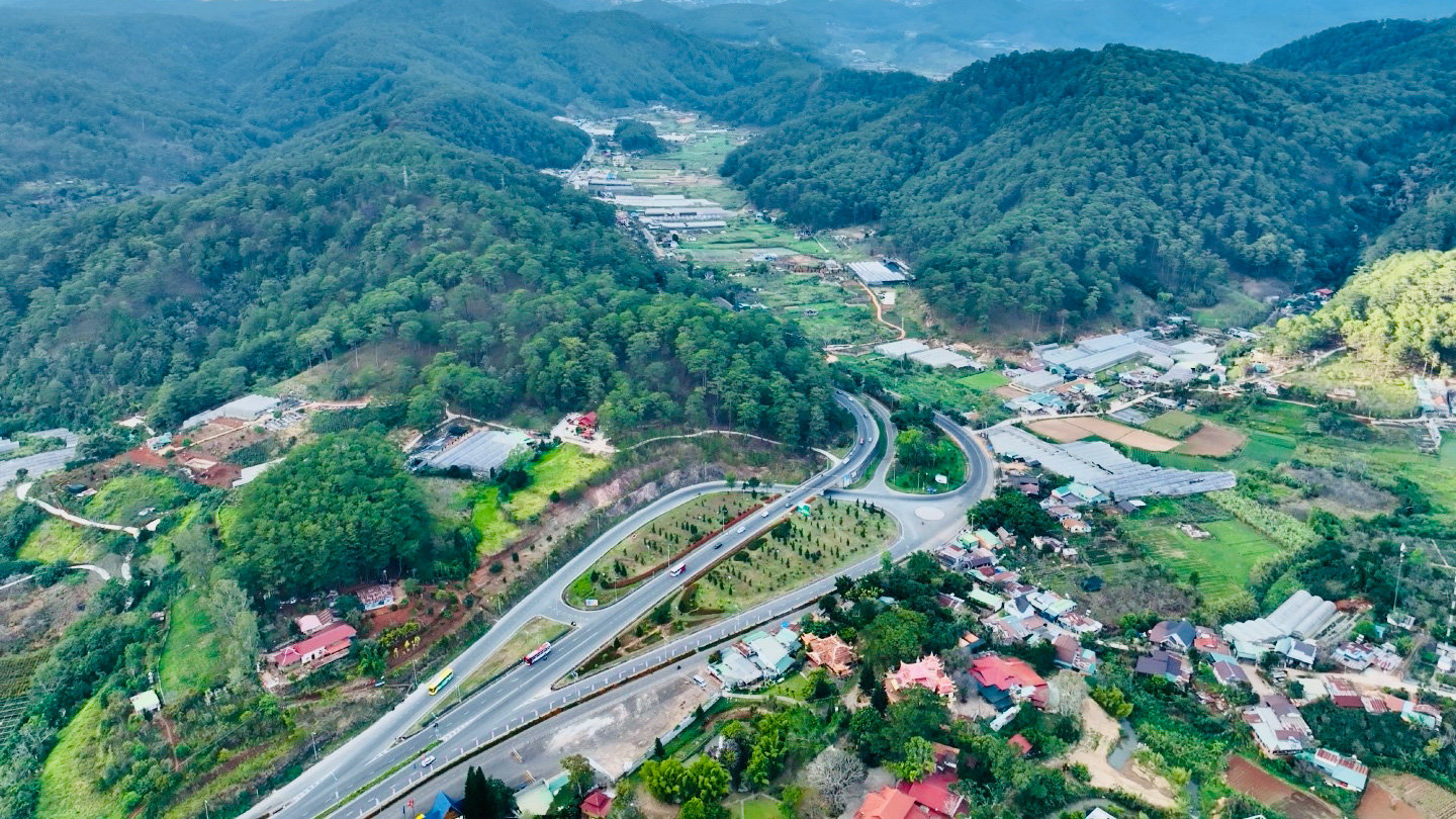 Hệ thống giao thông ở cửa ngõ Đà Lạt được đầu tư, nâng cấp phù hợp với sự phát triển đô thị và du lịch, thúc đẩy tăng trưởng kinh tế - xã hội