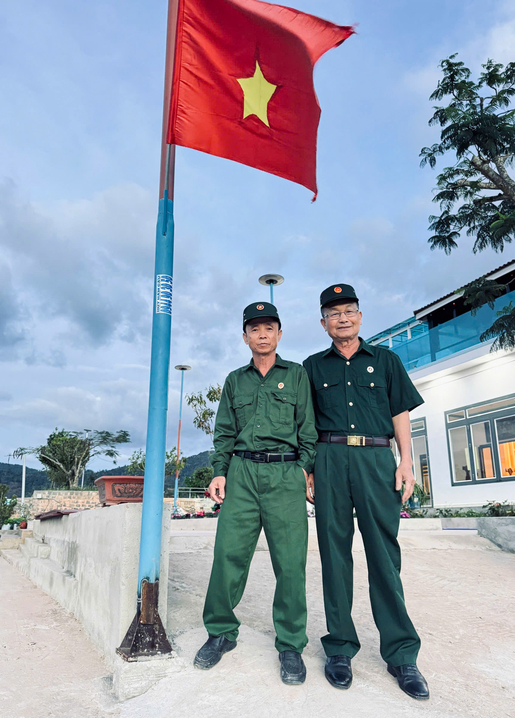 CCB Nguyễn Hữu Lạng (trái) luôn là tấm gương sáng cho CCB noi theo
