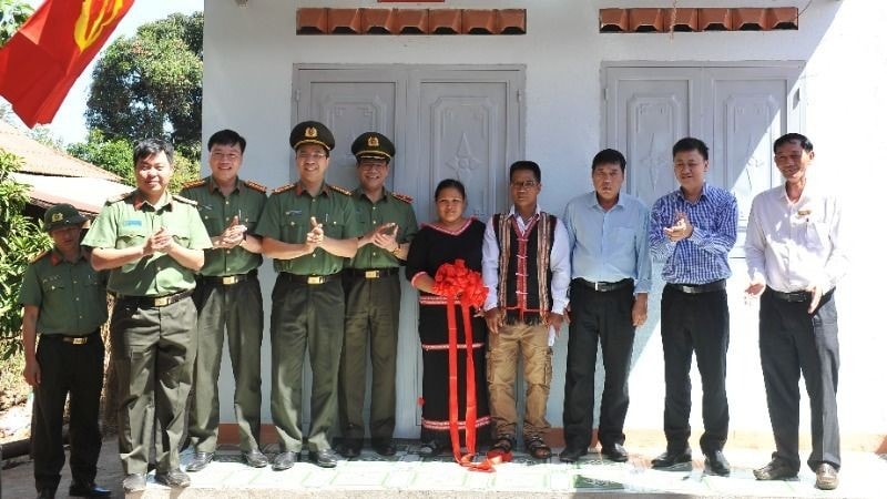 Công an tỉnh Đắk Lắk phối hợp với các ngành chức năng và chính quyền địa phương bàn giao nhà tình nghĩa cho gia đình bà Rơ Âu H’hra tại buôn Dang, xã Ea H’leo, huyện Ea H’leo. (Ảnh: CTV)