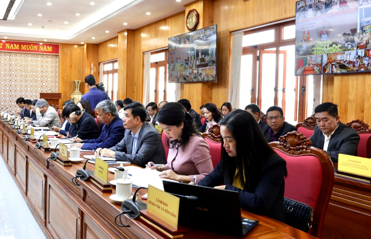 Lãnh đạo các sở ngành tham dự Hội nghị trực tiếp tại UBND tỉnh