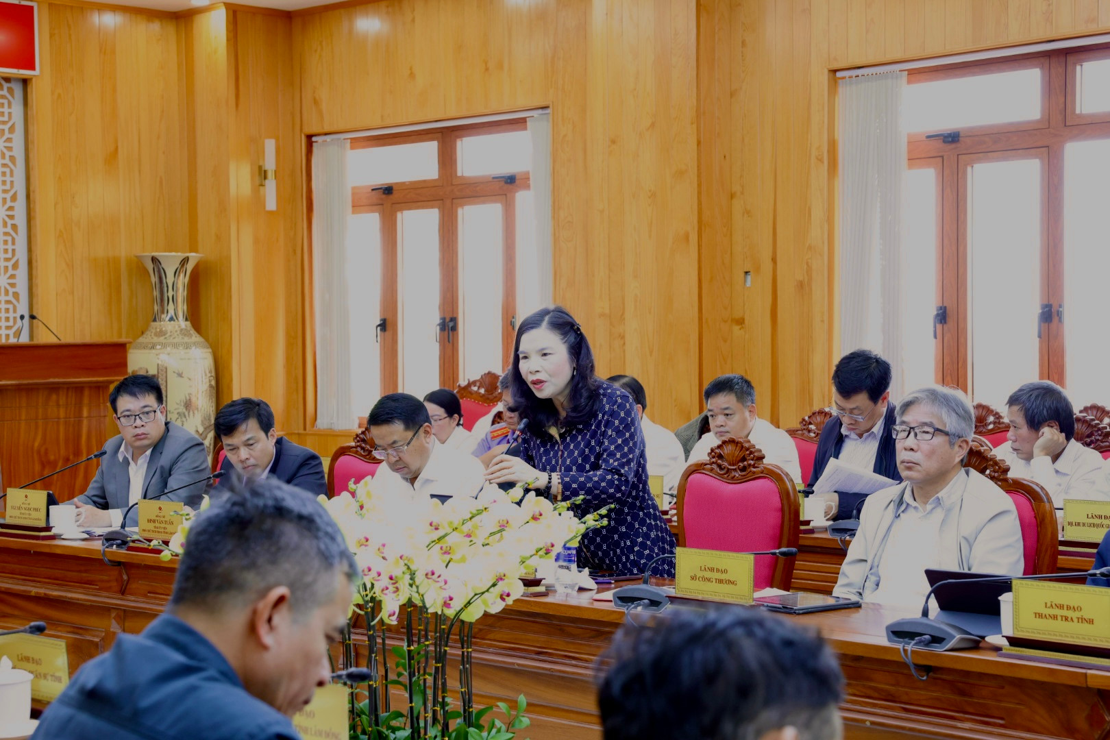 Giám đốc Sở Nội vụ Phạm Thị Tường Vân báo cáo tình hình tinh gọn chính quyền cơ sở