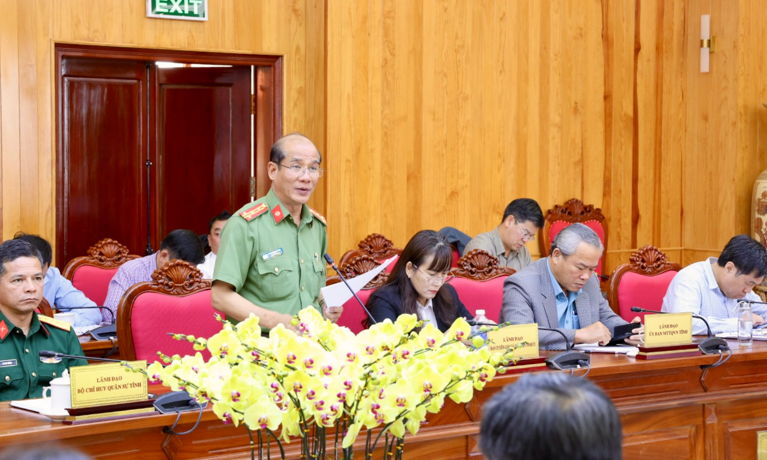 Đại tá Lê Hồng Phong – Phó Giám đốc Công an tỉnh Lâm Đồng báo cáo công tác bảo đảm an ninh trật tự trong quá trình sáp nhập tỉnh, tinh gọn bộ máy chính quyền và những ngày lễ 30/4 và 1/5