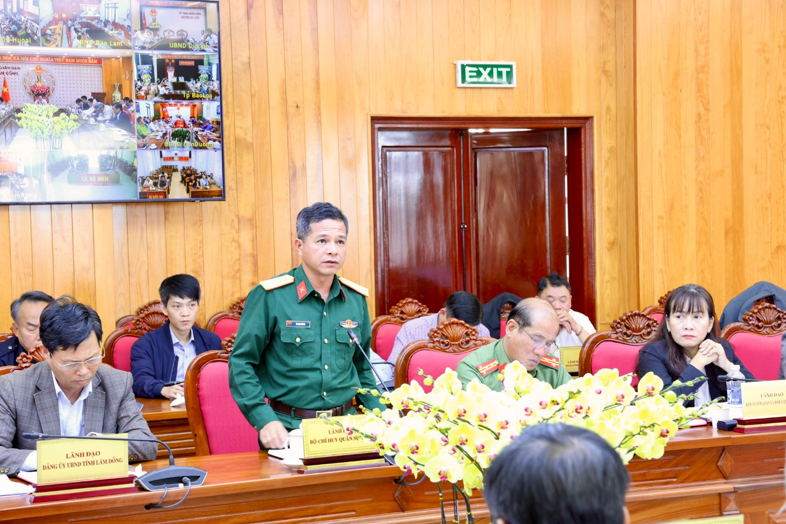 Đại tá Lê Anh Vương – Phụ trách Chỉ huy trưởng Bộ Chỉ huy Quân sự tỉnh Lâm Đồng báo cáo quy chế khu vực phòng thủ quốc phòng trên địa bàn