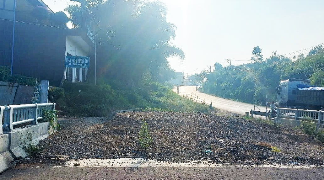 Đường dẫn phía mố cầu M2 thuộc xã Lộc An (huyện Bảo Lâm) chưa thể thi công do vướng công tác đền bù, giải phóng mặt bằng