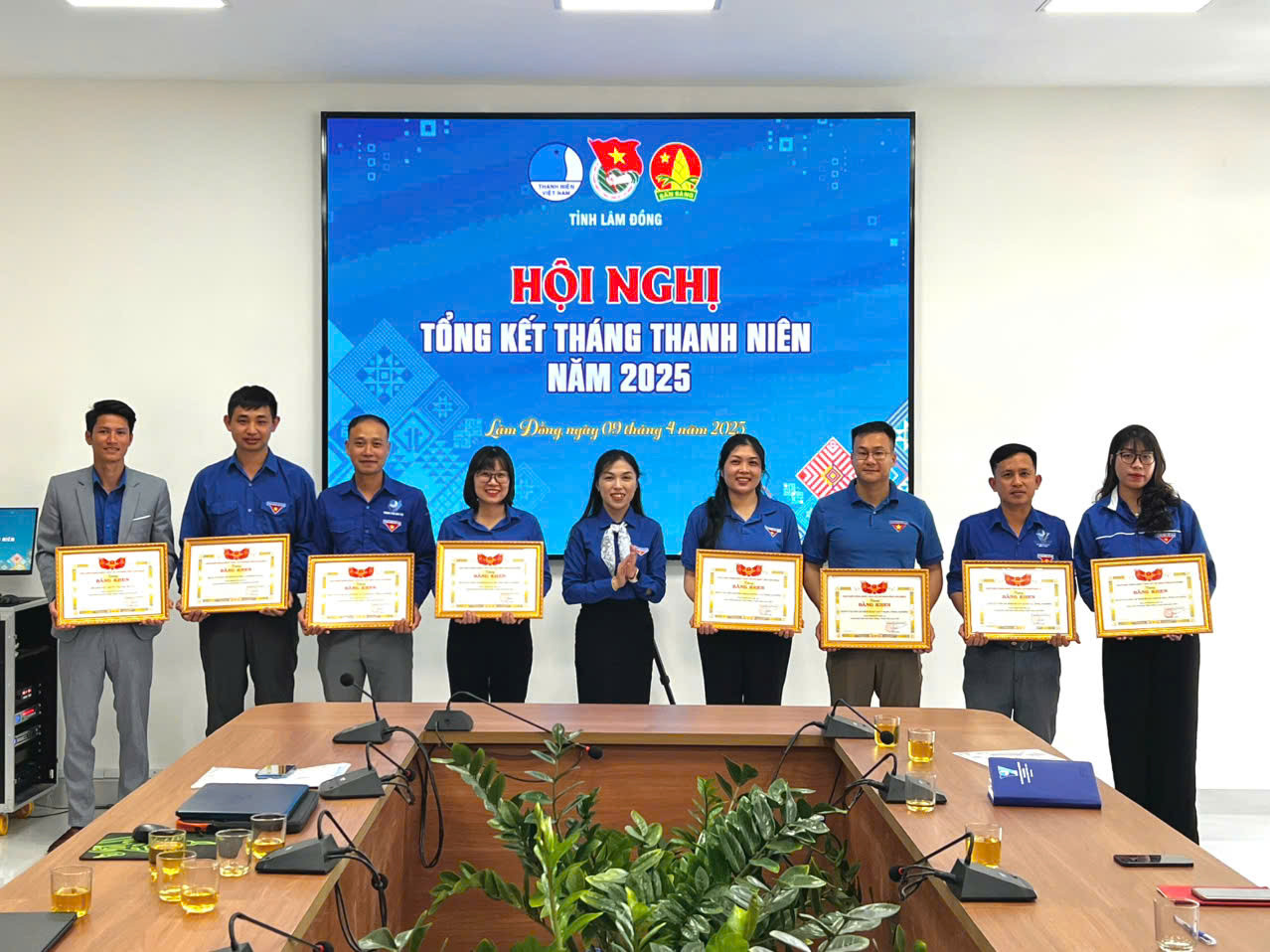 Ban Thường vụ Tỉnh Đoàn tặng giấy khen cho các tập thể   đã có thành tích xuất sắc trong triển khai thực hiện Tháng Thanh niên năm 2025