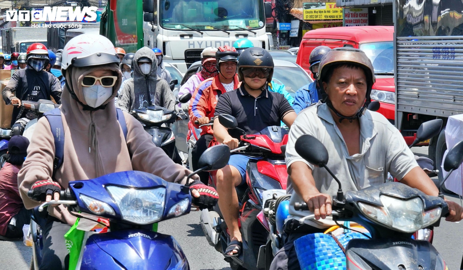 Thời tiết TP.HCM hôm nay 9/4, trời ít mây, nắng nóng trên diện rộng, không khí oi bức với nền nhiệt cao nhất 35°C.
