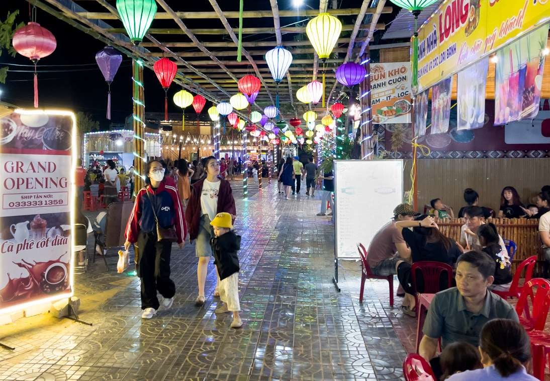 171638Vào buổi tối, Không gian văn hóa ẩm thực Kon Tum có nhiều người ghé thăm.
