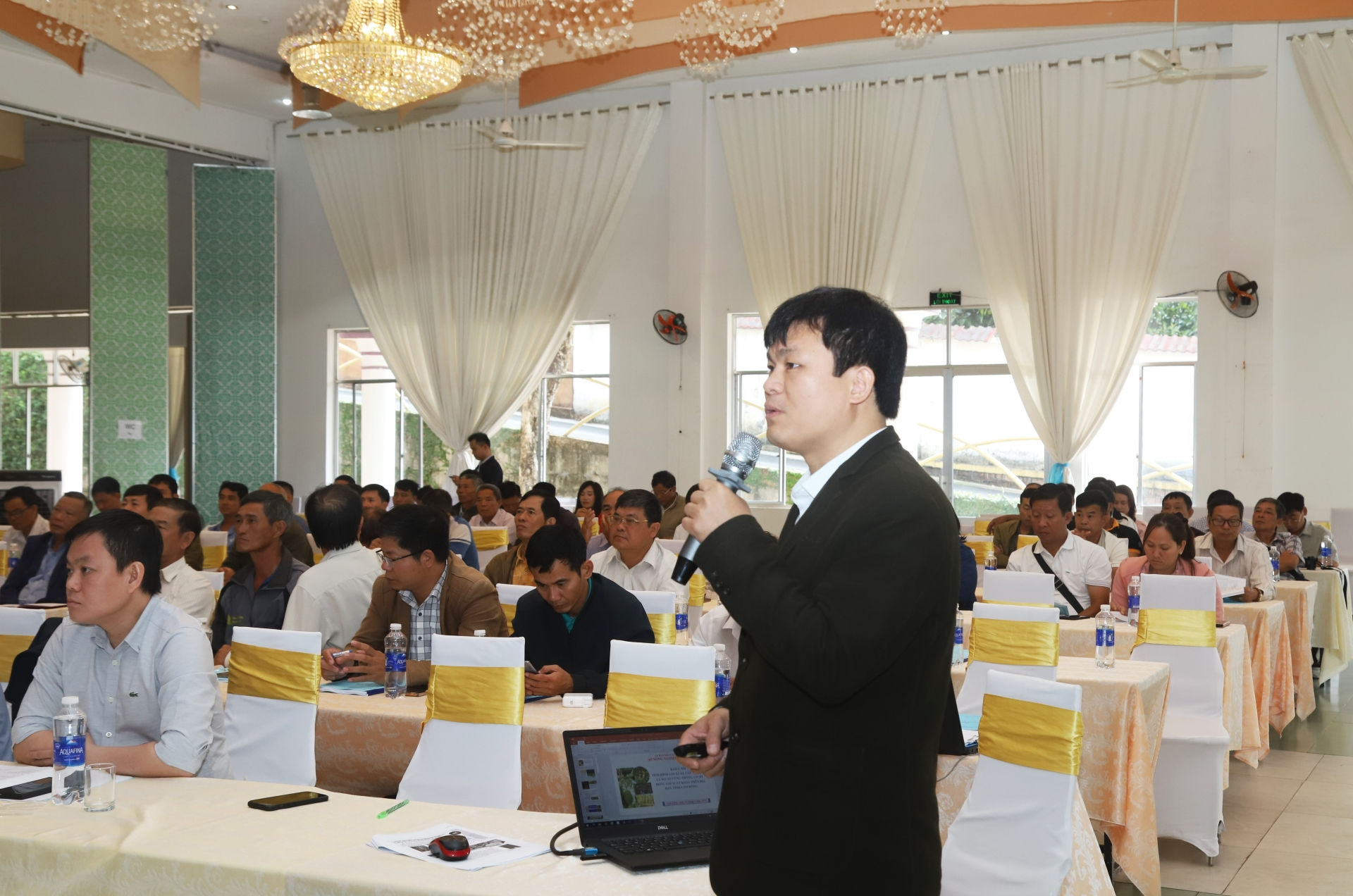 Đại diện Chi cục Trồng trọt và BVTV tỉnh Lâm Đồng báo cáo tình hình sản xuất và cấp mã vùng trồng, đóng gói sầu riêng xuất khẩu trên địa bàn tỉnh