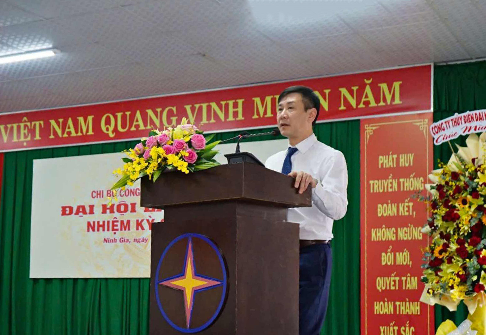 Đồng chí Đinh Kim Cương - Ủy viên Ban Thường vụ, Chủ nhiệm Ủy ban Kiểm tra Đảng ủy, Thành viên Hội đồng Thành viên Tổng công ty Phát điện 1 phát biểu chỉ đạo tại Đại hội