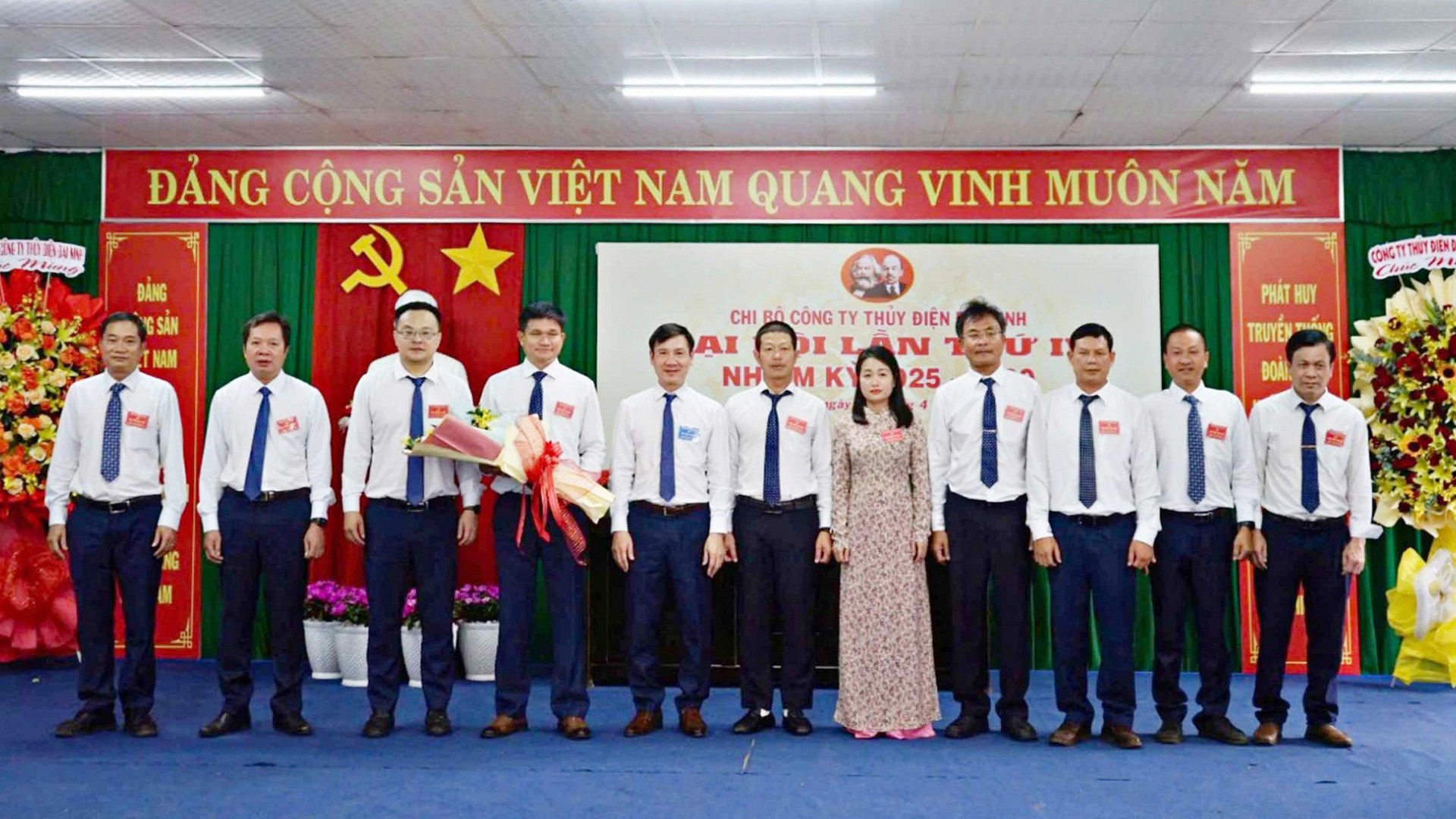 Các đồng chí trong Chi ủy Chi bộ nhiệm kỳ 2025 - 2030 và các đồng chí đại biểu đi dự Đại hội Đảng bộ Tổng công ty ra mắt và nhận nhiệm vụ
