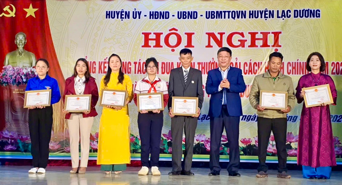 Bí thư Huyện ủy Lạc Dương Trần Thị Chúc Quỳnh trao giấy khen của UBND huyện cho các cá nhân có thành tích xuất sắc trong công tác cải cách hành chính và phong trào thi đua yêu nước năm 2024