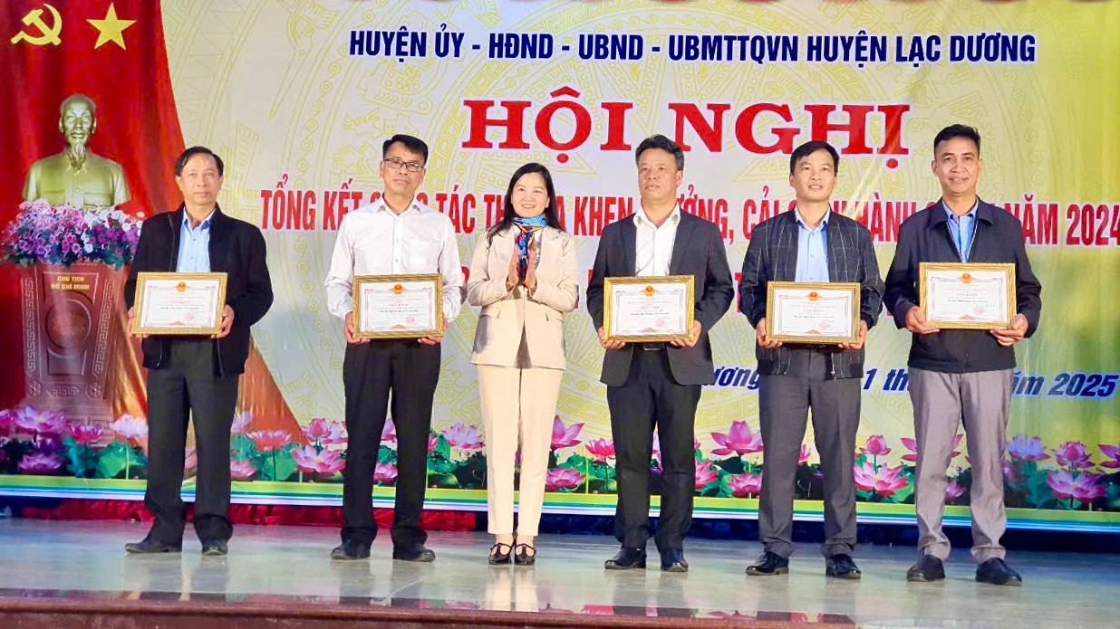 Bí thư Huyện ủy Lạc Dương Trần Thị Chúc Quỳnh trao Giấy khen cho các tập thể dẫn đầu Cụm, Khối thi đua năm 2024