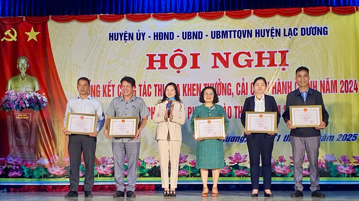 Bí thư Huyện ủy Lạc Dương trao Bằng khen của UBND tỉnh cho các tập thể lao động xuất sắc