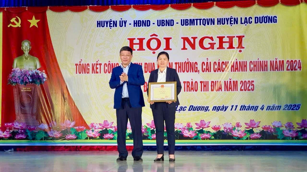 Chủ tịch UBND huyện Lạc Dương Bùi Thế trao Bằng khen của UBND tỉnh cho tập thể xuất sắc