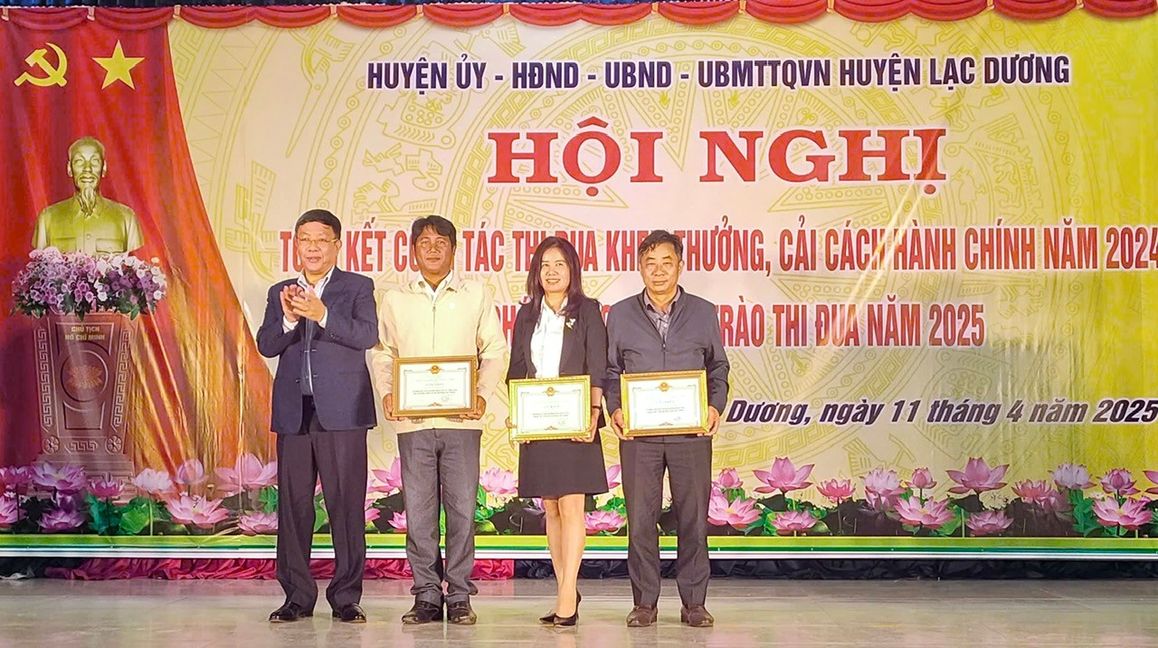 Chủ tịch UBND huyện Bùi Thế trao giấy khen của UBND huyện cho các tập thể có thành tích trong phong trào thi đua chuyển đổi số và cải cách hành chính năm 2024