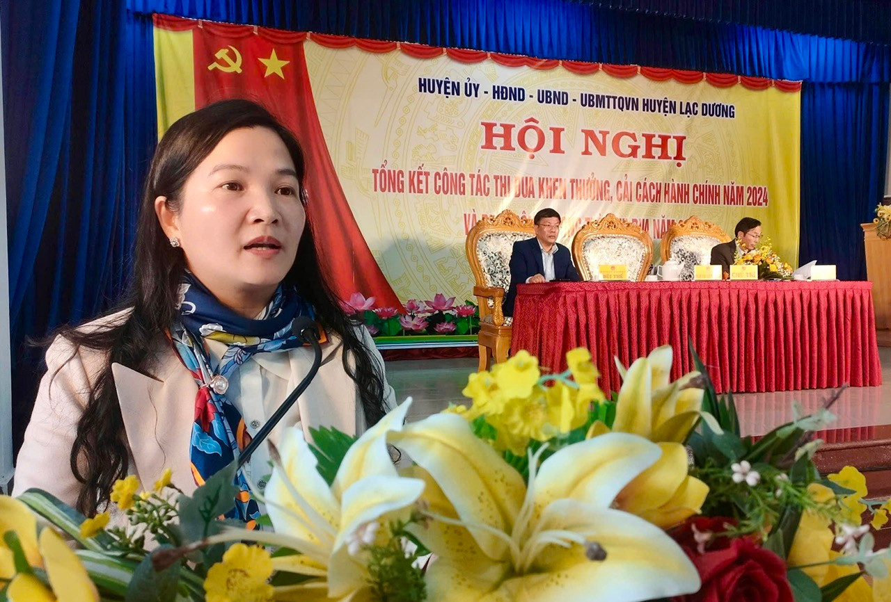 các đồng chí: Trần Thị Chúc Quỳnh - Bí thư Huyện ủy; 