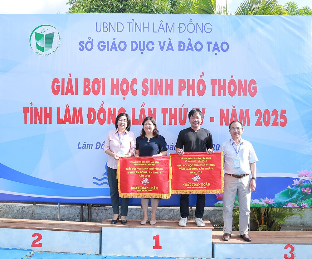Ban Tổ chức trao cờ giải Nhất toàn đoàn cho Trường THPT Bảo Lộc và Phòng GDĐT thành phố Bảo Lộc.