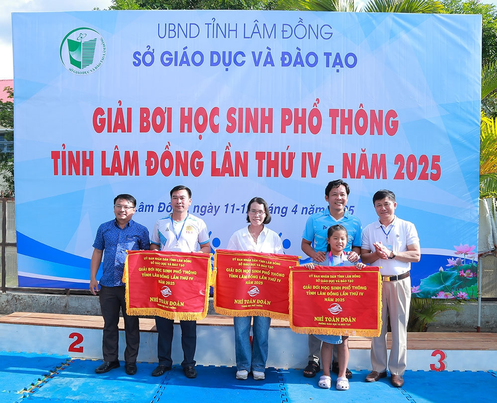 Ban Tổ chức trao cờ giải Nhì toàn đoàn cho Trường THPT Nguyễn Du và Phòng GDĐT huyện Đức Trọng.