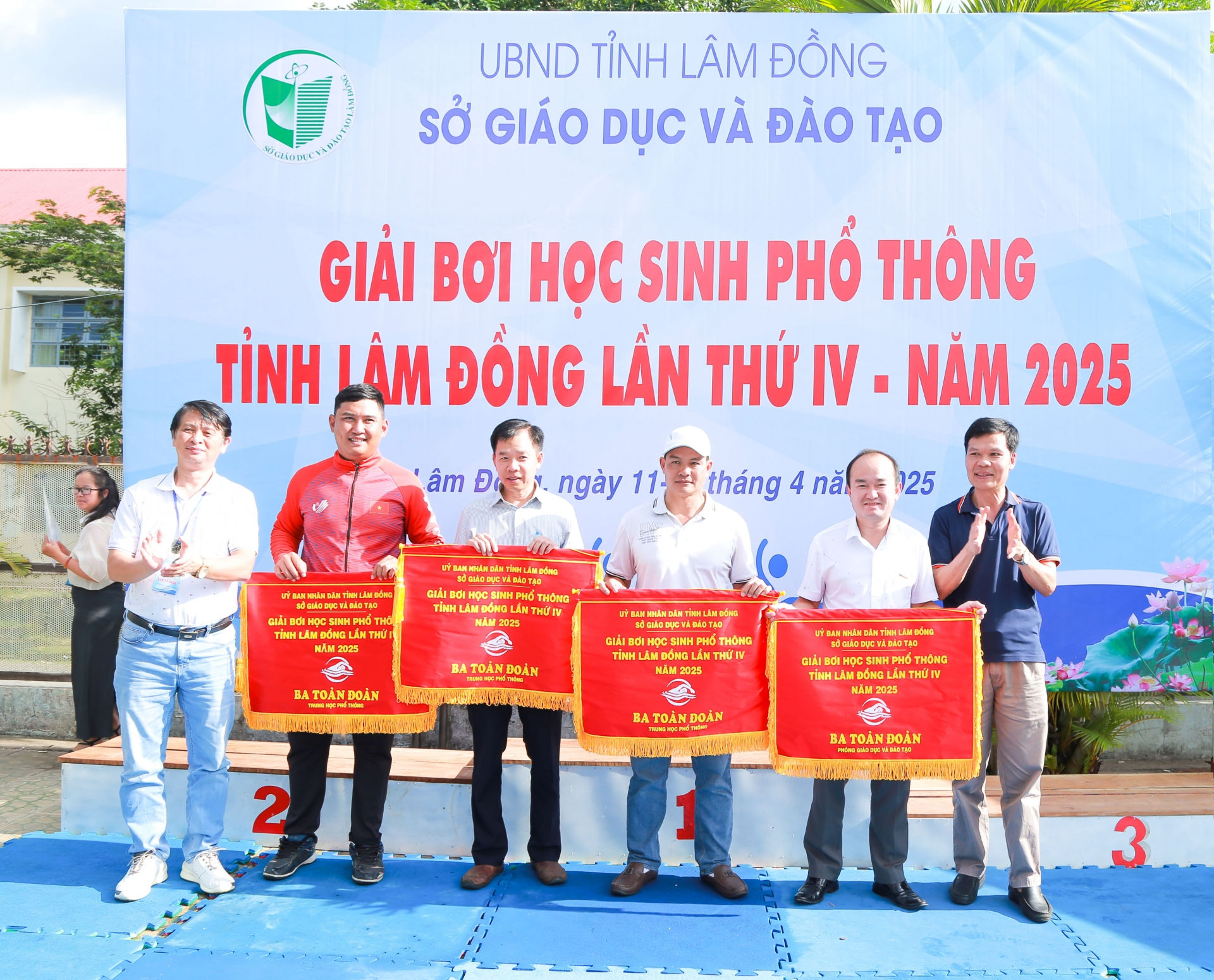 Ban Tổ chức trao cờ giải Ba toàn đoàn cho Trường THPT Đức Trọng và Phòng GDĐT thành phố Đà Lạt.