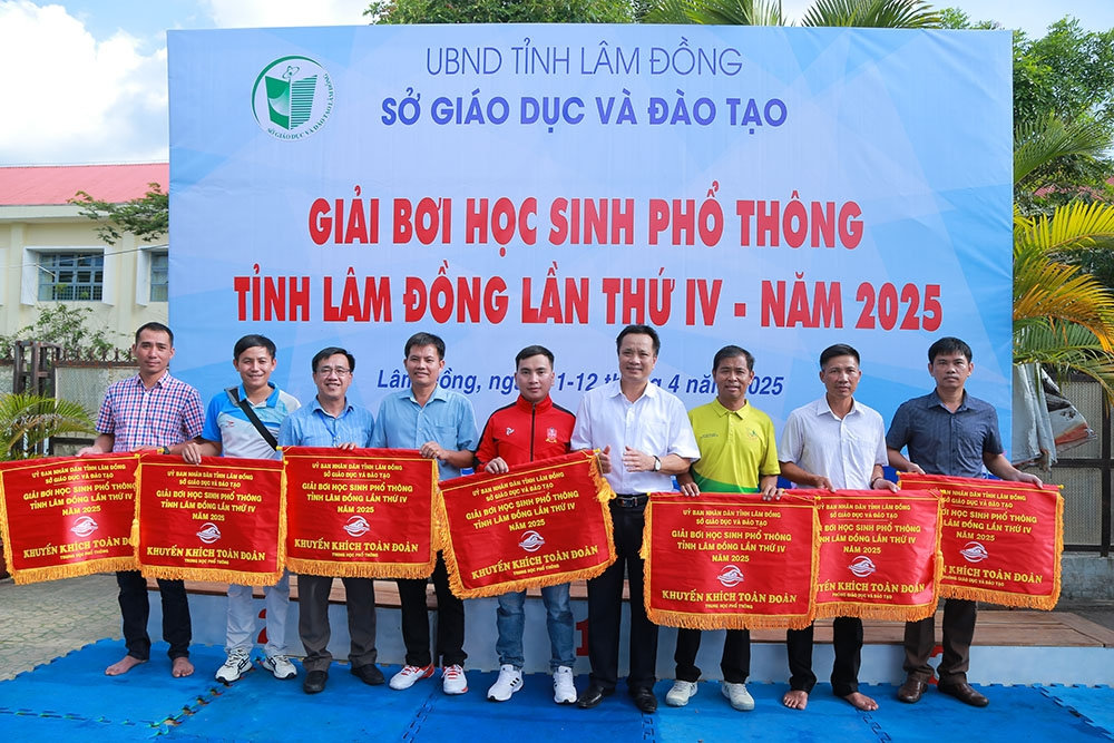Ban Tổ chức trao cờ giải Khuyến khích toàn đoàn cho đơn vị.