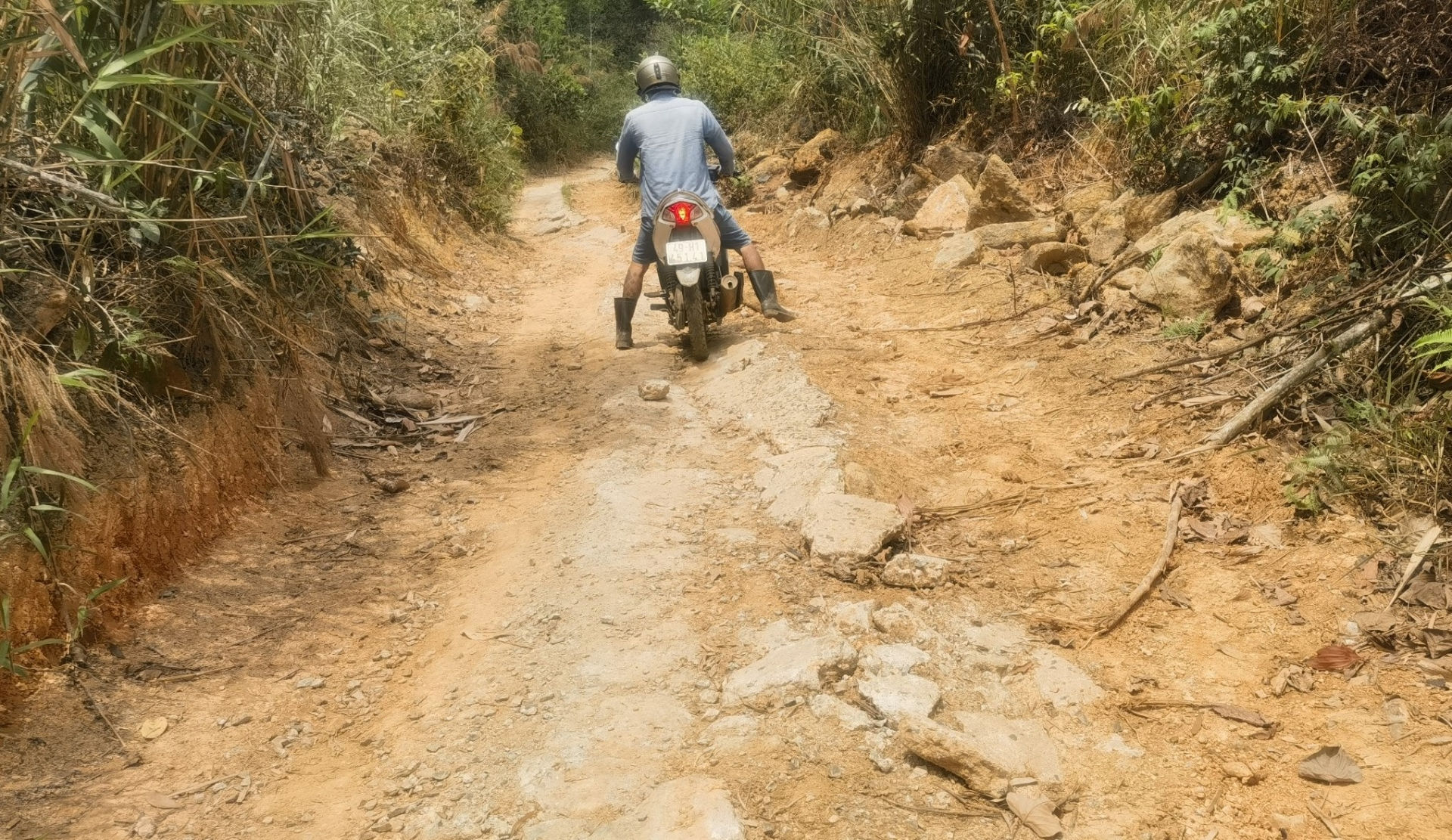 Đường bị xe chở gỗ cày xới, băm nát khiến việc đi lại của người dân gặp rất nhiều khó khăn