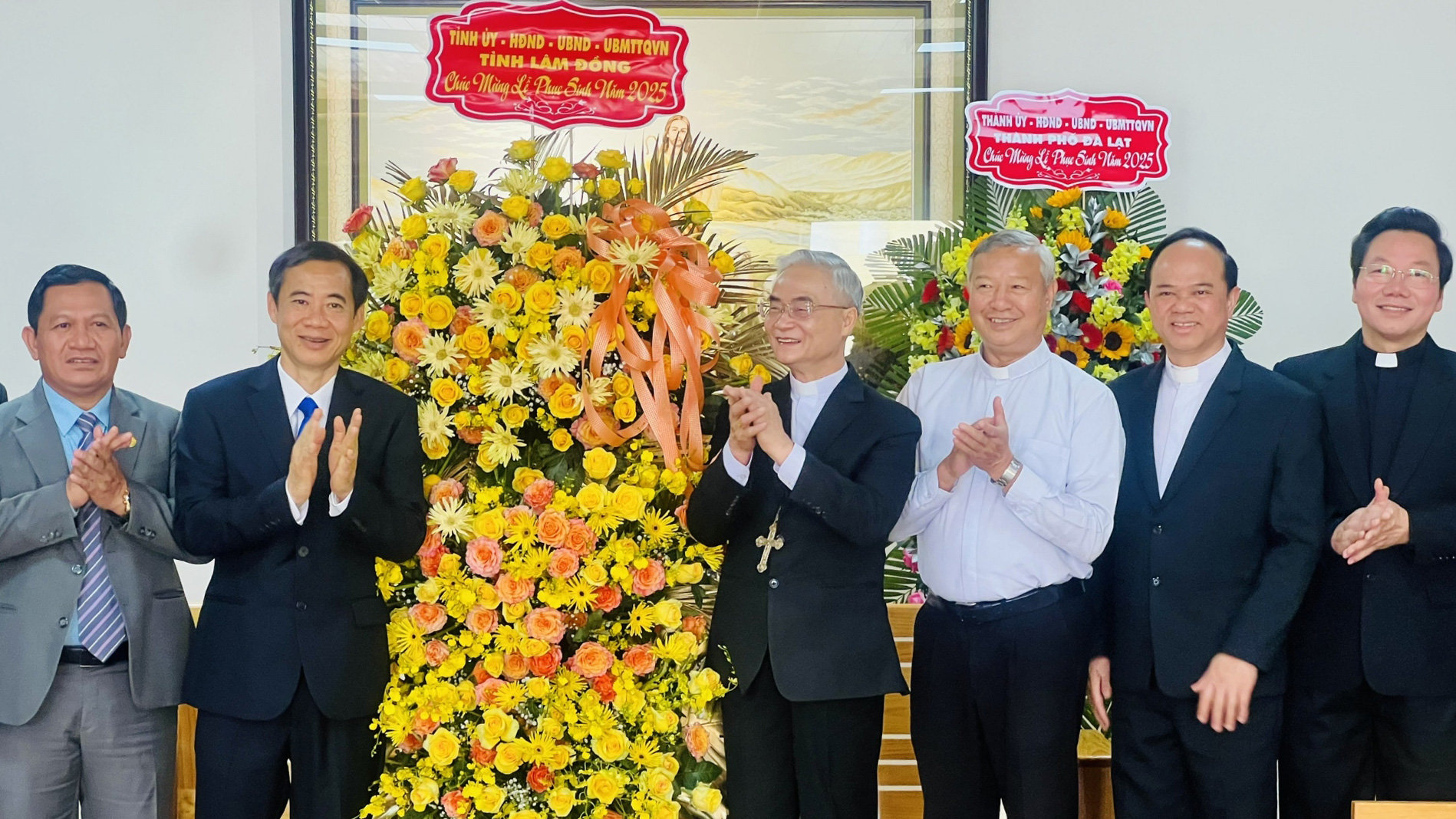 Lãnh đạo Tỉnh uỷ, HĐND, UBND, Ủy ban MTTQ Việt Nam tỉnh Lâm Đồng tặng hoa và quà chúc mừng các cơ sở tôn giáo nhân dịp Lễ Phục sinh 2025