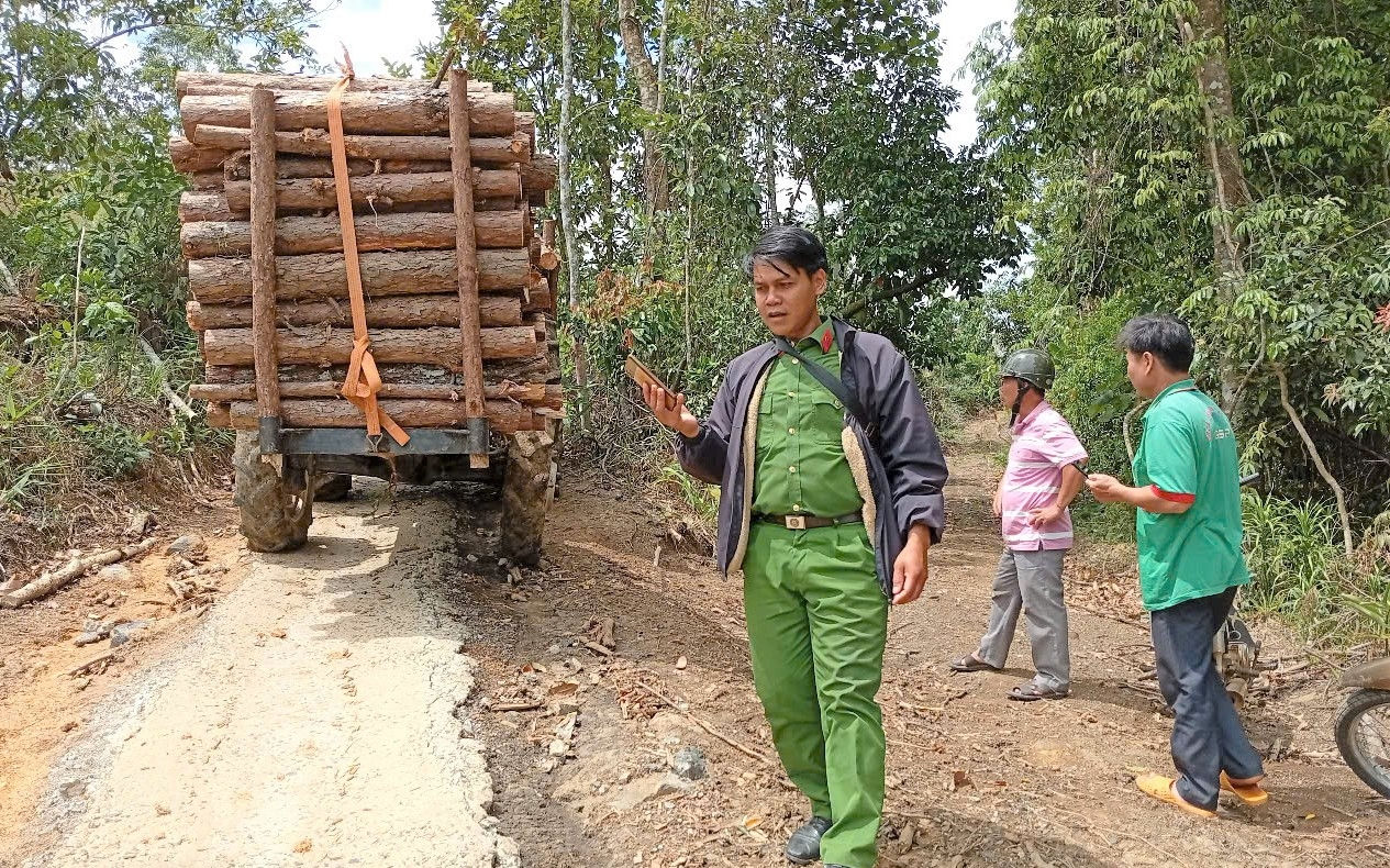 Việc tạm dừng hoạt động khai thác, vận chuyển gỗ được Công an xã Lộc Thành giám sát chặt chẽ cho đến khi đơn vị khai thác thỏa thuận xong phương án sửa đường cho người dân