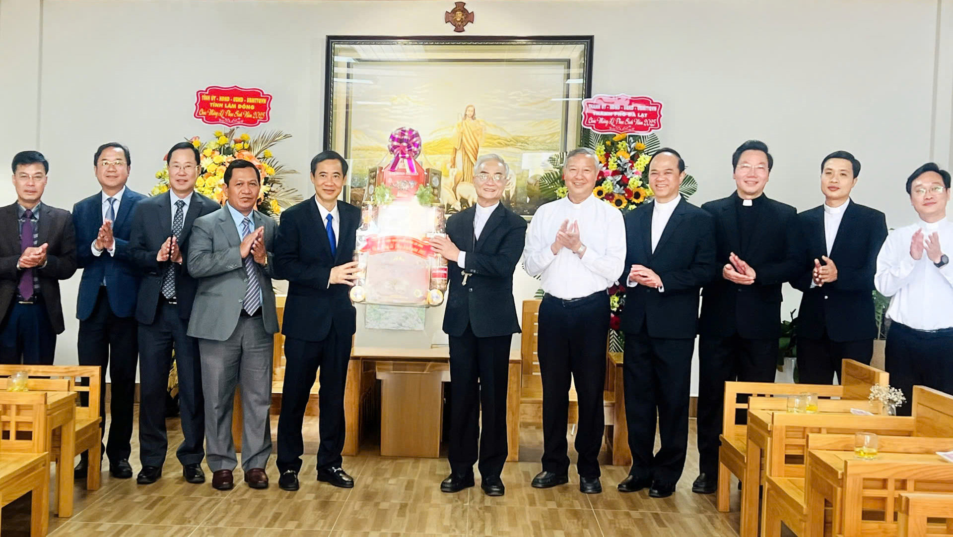 Lãnh đạo Tỉnh uỷ, HĐND, UBND, Ủy ban MTTQ Việt Nam tỉnh Lâm Đồng tặng hoa và quà chúc mừng các cơ sở tôn giáo nhân dịp Lễ Phục sinh 2025