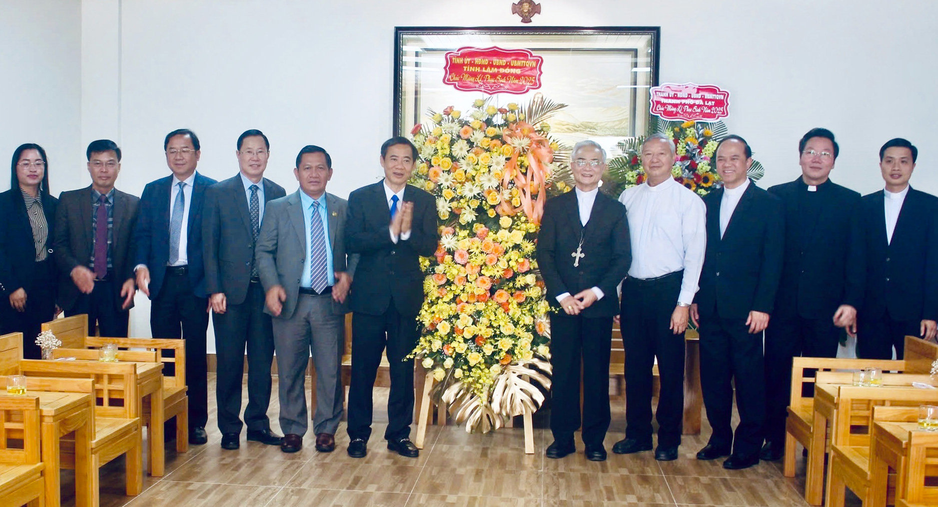 Lãnh đạo Tỉnh uỷ, HĐND, UBND, Ủy ban MTTQ Việt Nam tỉnh Lâm Đồng tặng hoa và quà chúc mừng các cơ sở tôn giáo nhân dịp Lễ Phục sinh 2025