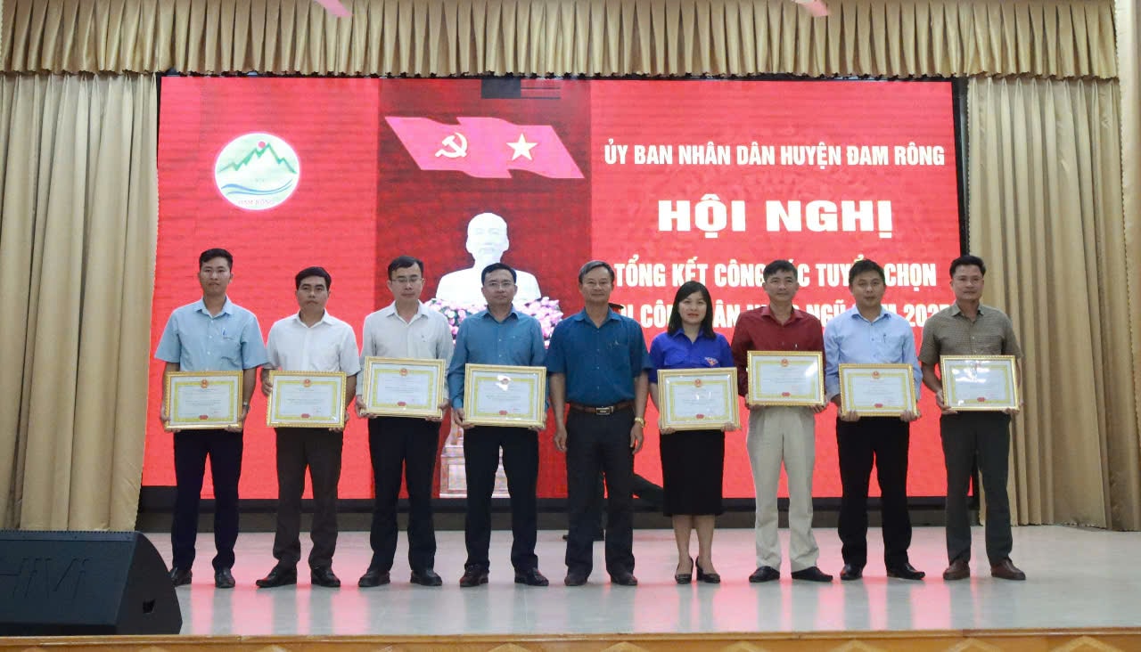 Đồng chí Trương Hữu Đồng - Chủ tịch UBND huyện khen thưởng các tập thể có thành tích xuất sắc