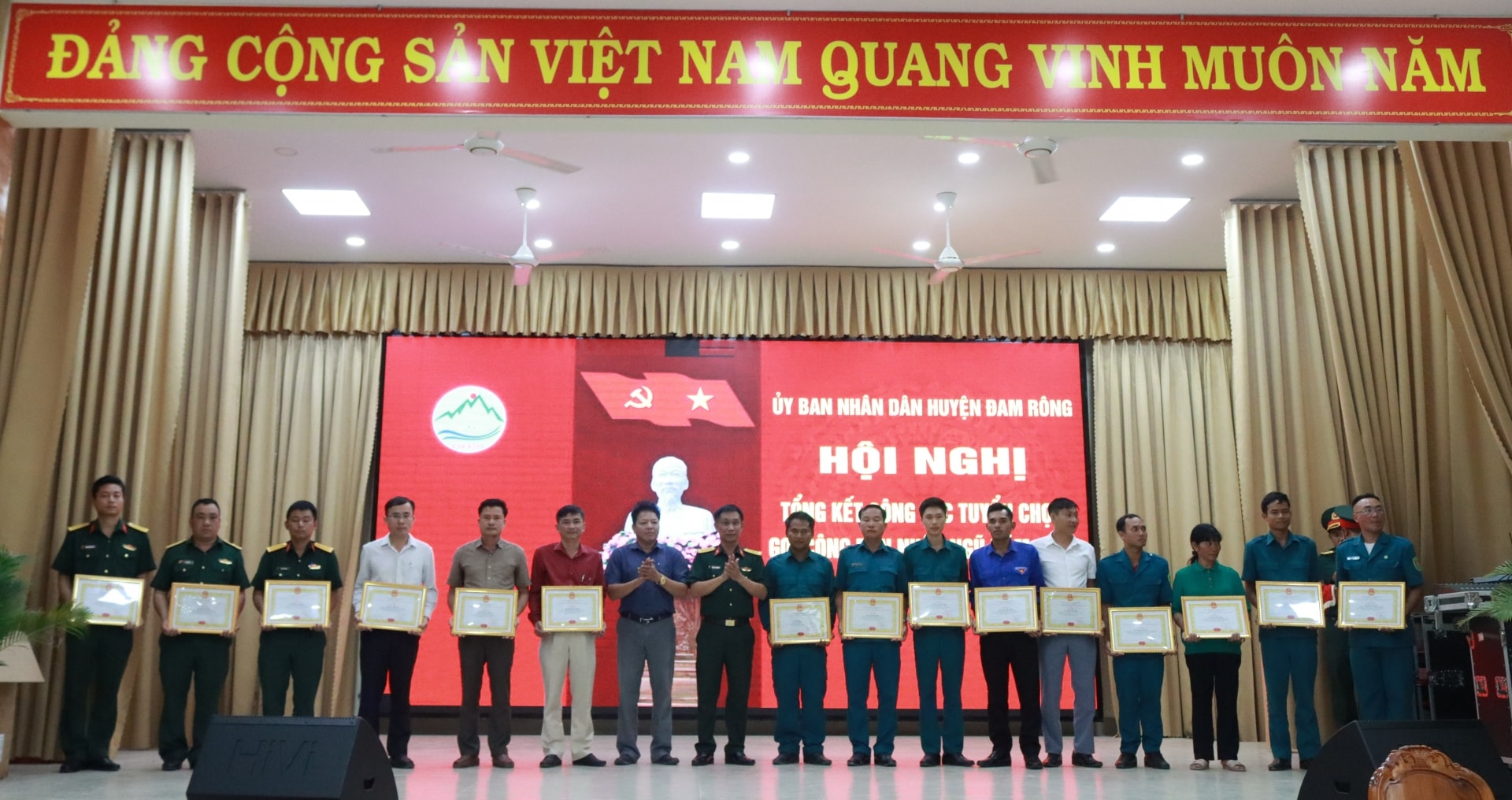 Đại diện các đồng chí lãnh đạo huyện khen thưởng các cá nhân có thành tích xuất sắc