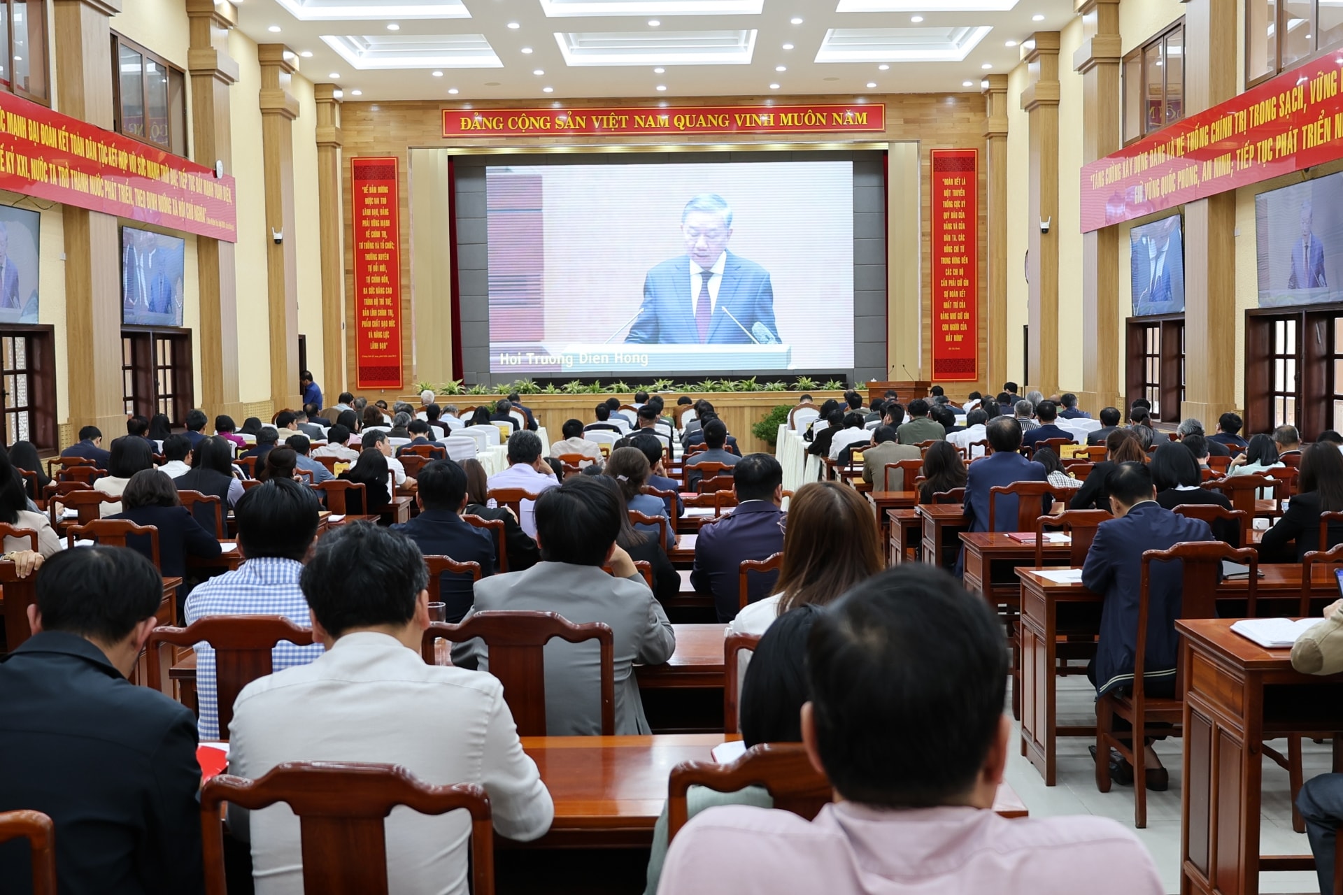 Quang cảnh hội nghị tại đểm cầu Hội trường Tỉnh ủy