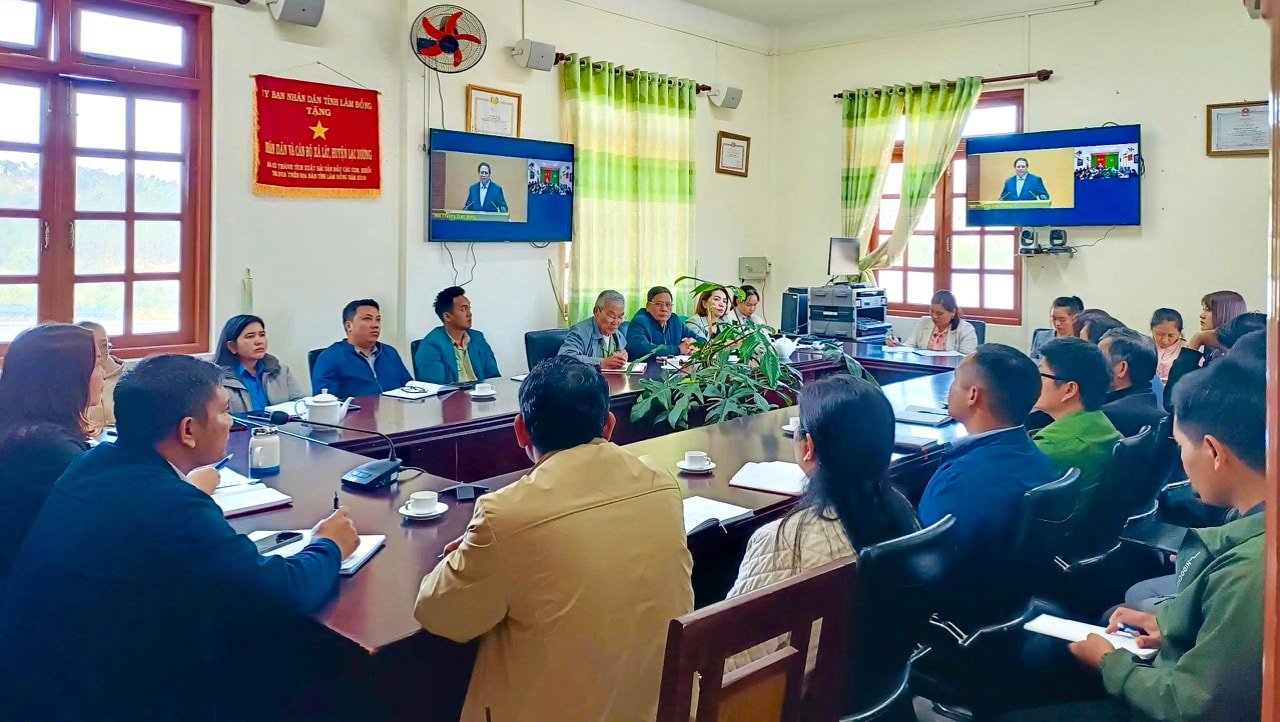 Cán bộ, công chức xã Lát, huyện Lạc Dương tham dự hội nghị trực tuyến toàn quốc quán triệt, triển khai thực hiện Nghị quyết Hội nghị Trung ương 11