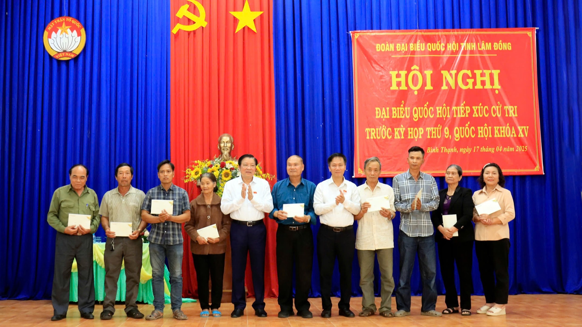 Đoàn ĐBQH tỉnh Lâm Đồng trao quà cho các gia đình chính sách tại xã Bình Thạnh, huyện Đức Trọng
