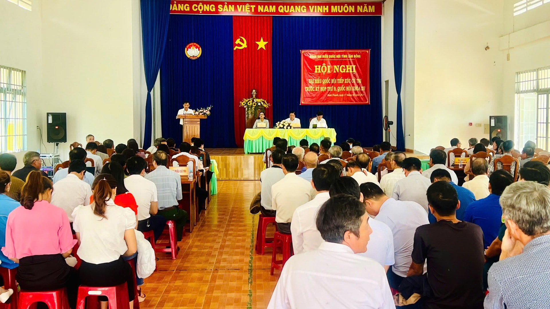 Quang cảnh buổi tiếp xúc cử tri